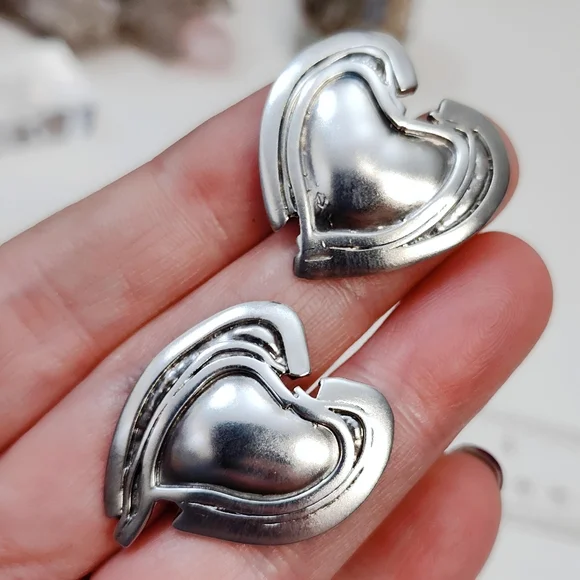 Sue Sachs Sterling Silver Modernist Handwrought Heart Shaped Post back Earrings - Picture 7 of 8